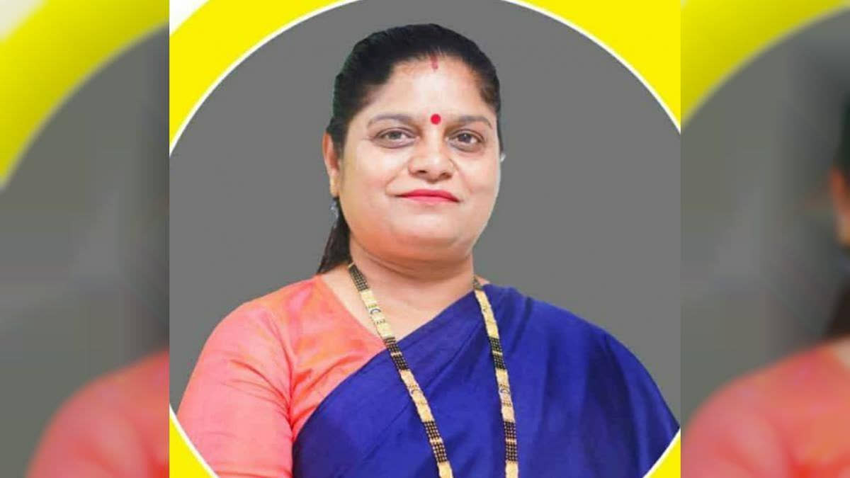 Telangana Police apprehended Lakshmi Tathe and her son in connection with a 190 Kg ganja seizure in Damera. Tathe faces previous charges related to the 2018- 2019 Nashik drug raid. Her expulsion from Shiv Sena is noted amid an ongoing investigation into her alleged smuggling connections.