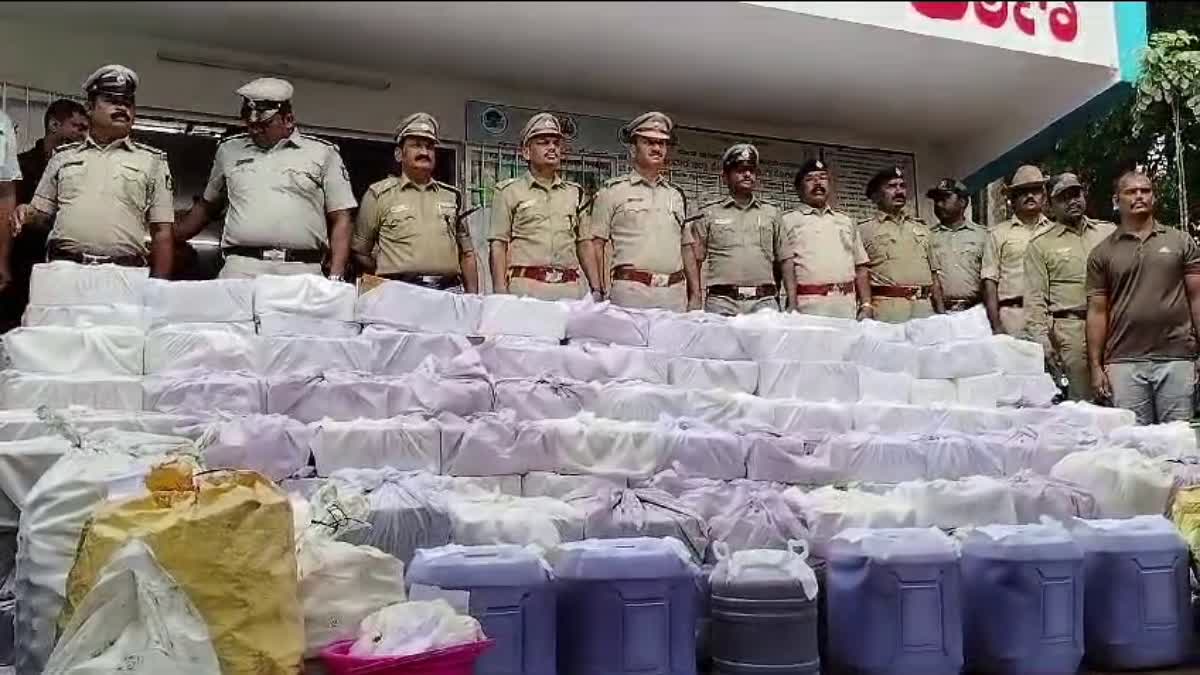 kalaghatagi police seize fake liquor worth-rs-32-lakh-from-warehouse-arrested-four