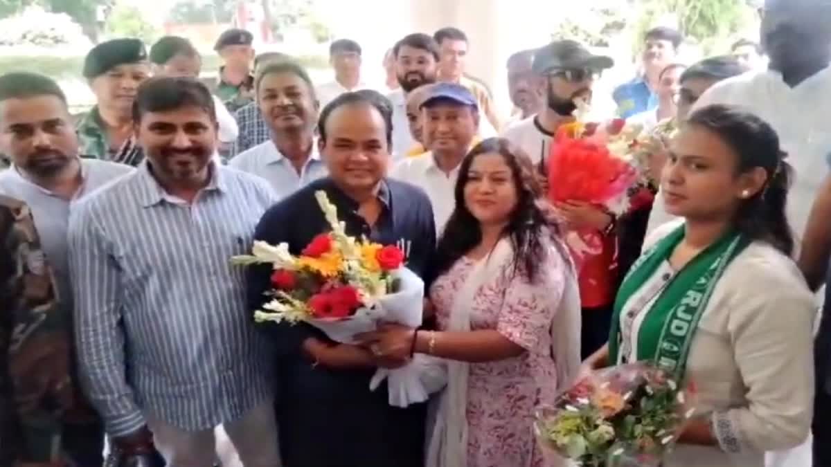 after becoming minister Irfan Ansari welcomed after reached Dhanbad