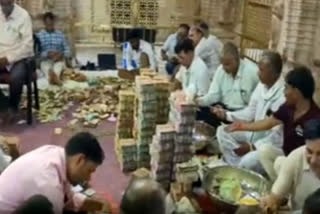 donation in Sanwariya Seth temple