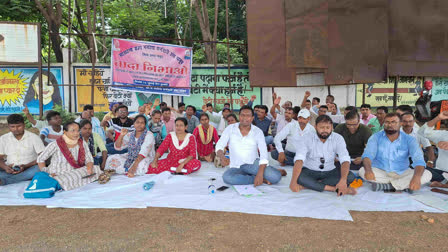 MNREGA workers staged sit in protest in Pakur demanding permanent employment