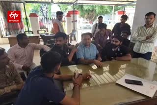 थाने में हिंदूवादी संगठन के कार्यकर्ता.
