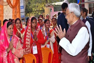 महिलाओं से मिलते नीतीश कुमार