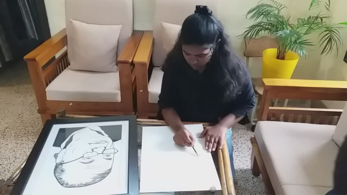 artist vandana sreenivas kochi  artist vandana sreenivas  vandana sreenivas  drawing artist  drawing  plastic recycle  plastic recycled to clothes  plastic  പ്ലാസ്റ്റിക്  പ്ലാസ്റ്റിക് റീസൈക്കിൾ  പ്ലാസ്റ്റിക് റീസൈക്കിൾ ചെയ്‌ത് തുണി  ചിത്രരചന  വന്ദന ശ്രീനിവാസ്  വന്ദന ചിത്രരചന  തുണിയിൽ ചിത്രരചന  ശ്രീരംഗ പോളിമേഴ്‌സ്  ശ്രീരംഗ പോളിമേഴ്‌സ് പ്ലാസ്റ്റിക് റീസൈക്കിൾ  sreeranga polymers