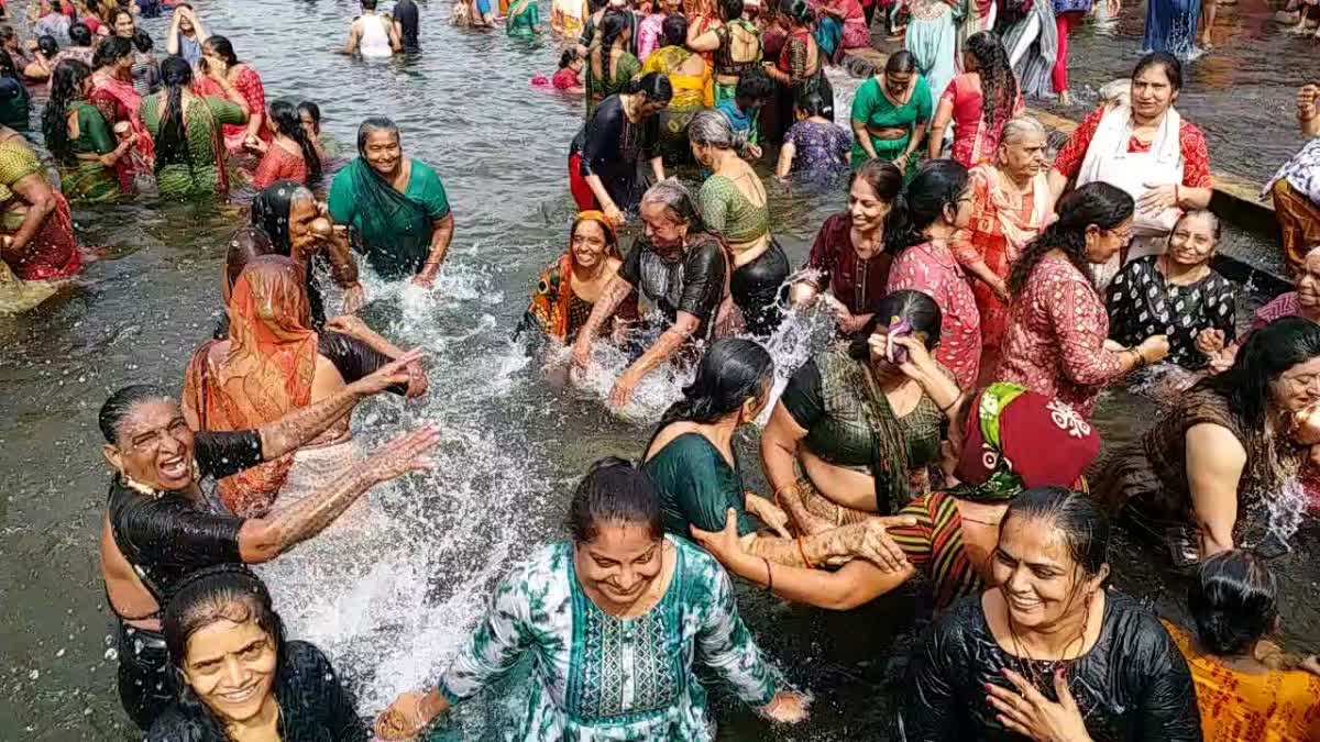 અધિક માસની શુક્લ પક્ષની અગિયારશે પવિત્ર દામોદર કુંડમાં આસ્થાની ડુબકી લગાવતી ગોપીઓ