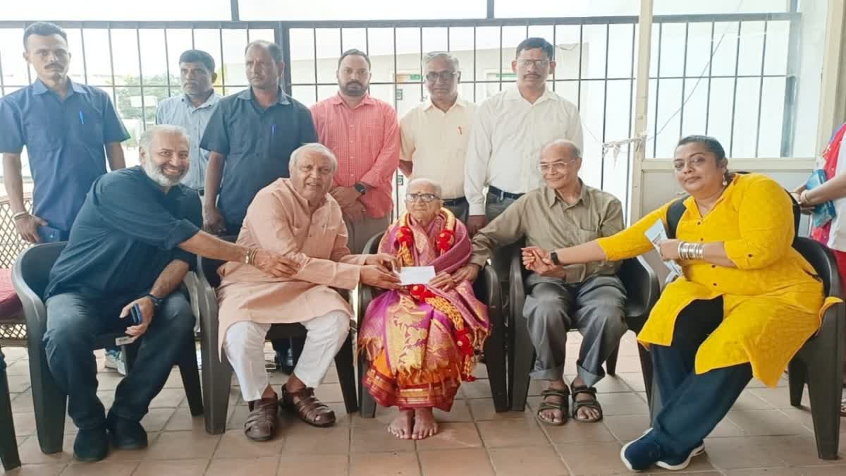 mukya-mantri-chandru-met-m-ramamurthys-wife-kamalamma-in-bengaluru