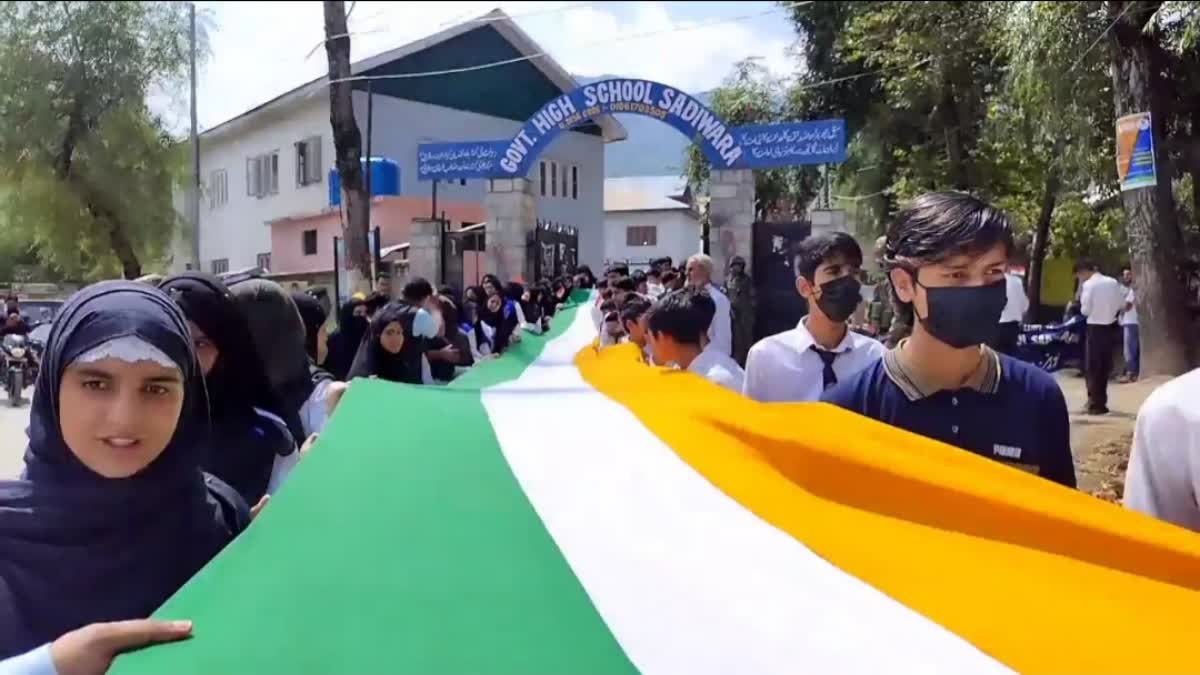 400-feet-tiranga-carried-at-rally-in-anantnag-sadiwara