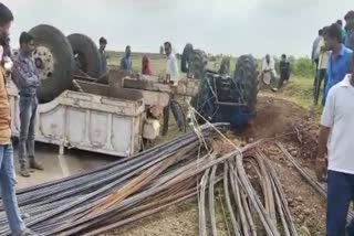 Tractor trolley overturned in Agar Malwa