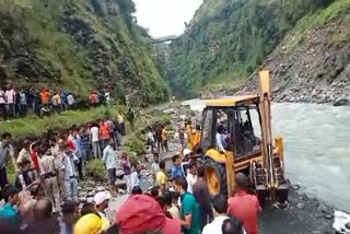 Jeep fell into drain  Himachal Pradesh  Jeep fell into drain seven dies  Road Accident  Chamba  policemen  ജീപ്പ് തോട്ടിലോട്ട് മറിഞ്ഞ് ഏഴുപേര്‍ മരിച്ചു  മരിച്ചവരില്‍ 6 പൊലീസ് ഉദ്യോഗസ്ഥര്‍  3 പേര്‍ക്ക് പരിക്ക്  കനത്ത മഴ  ചമ്പ  പൊലീസ് ഉദ്യോഗസ്ഥര്‍  പൊലീസ്