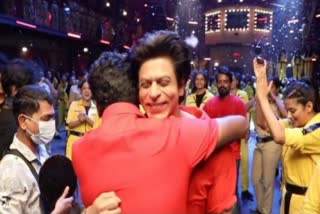 Atlee hugs srk