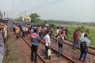 Etv Bharatdue-to-delay-chakradharpur-tata-passenger-seraikela-the-laborers-blocked-the-road