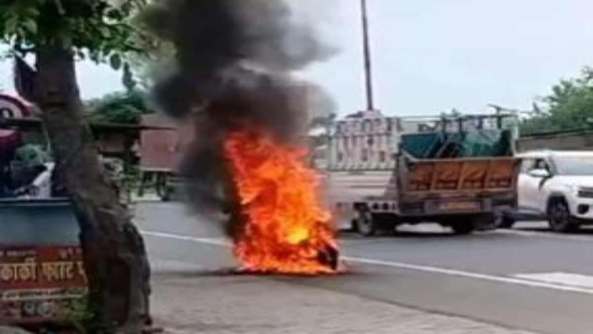 Scooty caught fire in Haldwani