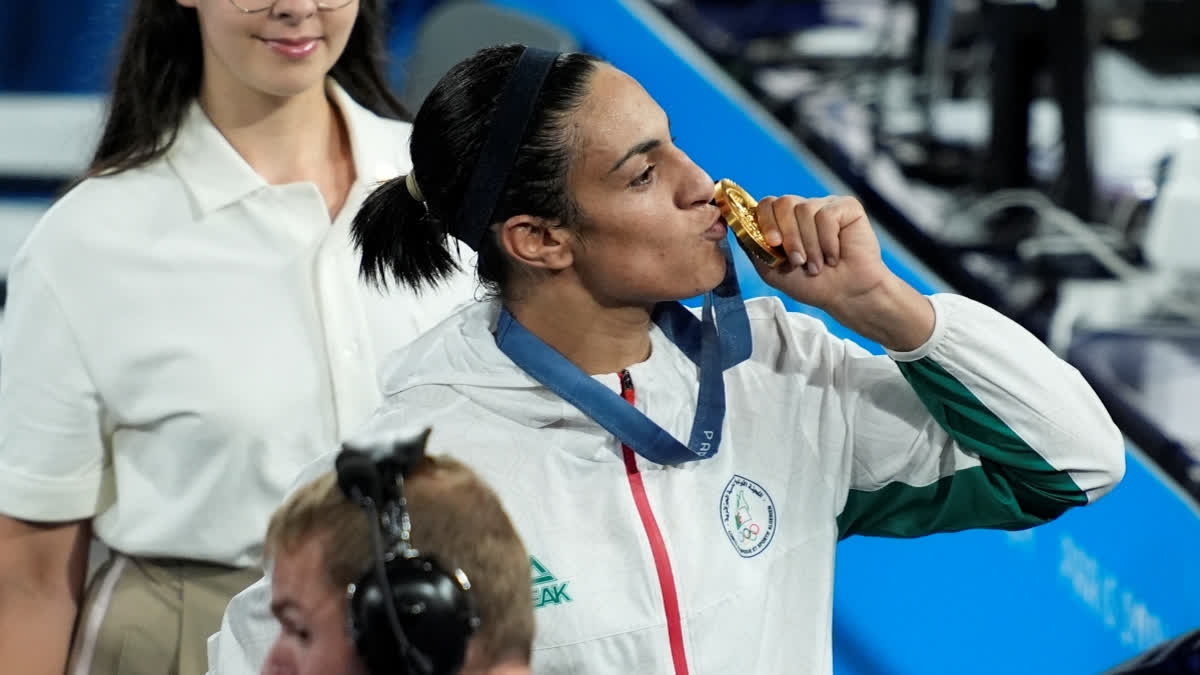 Imane Khelif kissing the medal