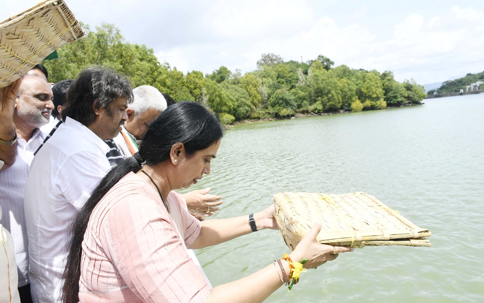 ಭದ್ರಾ ಜಲಾಶಯಕ್ಕೆ ಬಾಗಿನ ಅರ್ಪಿಸಿದ ಸಚಿವೆ ಲಕ್ಷ್ಮೀ ಹೆಬ್ಬಾಳ್ಕರ್