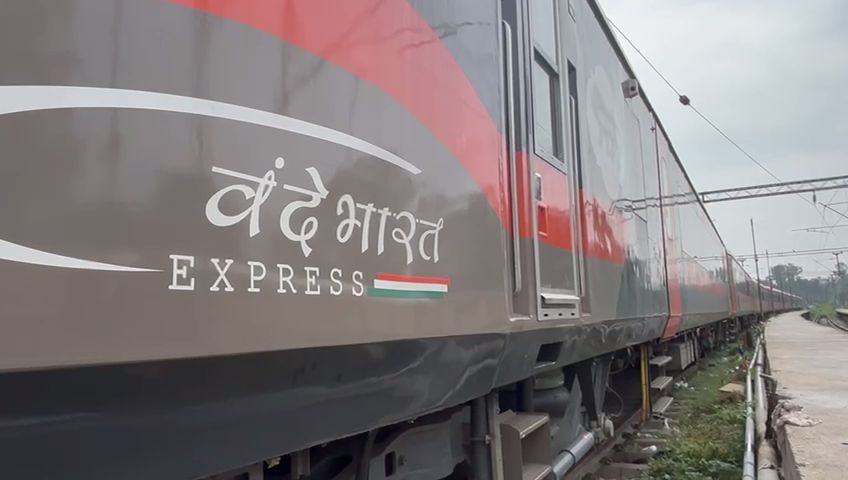 vande-bharat-express-trains-up-route-upcoming-vande-bharat-varanasi-to-delhi-howrah-irctc-indian-railways