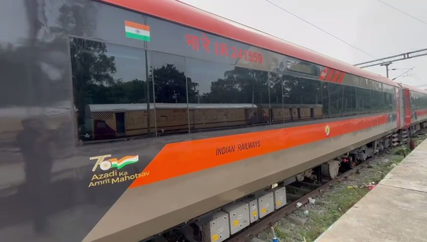 vande-bharat-express-trains-up-route-upcoming-vande-bharat-varanasi-to-delhi-howrah-irctc-indian-railways