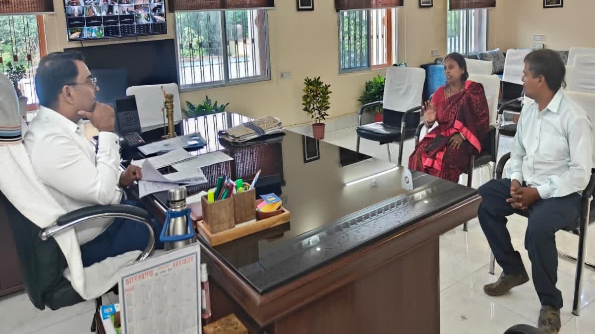 देवघर डीसी विशाल सागर ने जनता दरबार लगाकर लोगों की समस्याएं सुनी देवघर डीसी विशाल सागर ने जनता दरबार लगाकर लोगों की समस्याएं सुनी