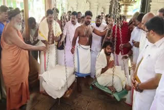 chandy oommen temple  chandy oommen performed tulabaram  chandy oommen temple visit  Chandy Oommen performed the Tulabaram  തുലാഭാരം നടത്തി ചാണ്ടി ഉമ്മൻ  ചാണ്ടി ഉമ്മൻ  Chandy Oommen oath ceremony