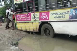 bus_fell_into_pothole_on_tullur_road