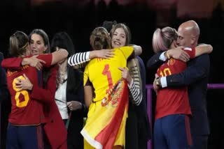 Spain soccer chief Rubiales resigns  Rubiales resigns 3 weeks after kissing scandal  Womens World Cup final  ಒಂದು ಮುತ್ತಿನ ಕಥೆ  ಸ್ಪ್ಯಾನಿಷ್ ಫುಟ್ಬಾಲ್ ಫೆಡರೇಶನ್ ಮುಖ್ಯಸ್ಥ  ಮುಖ್ಯಸ್ಥ ಸ್ಥಾನದಿಂದ ಕೆಳಗಿಳಿದ ಲೂಯಿಸ್​ ಫೈನಲ್​ ಪಂದ್ಯ ಗೆದ್ದ ಆಟಗಾರರೊಂದಿಗೆ ಅನುಚಿತ  ಫುಟ್ಬಾಲ್ ಫೆಡರೇಶನ್ ಮುಖ್ಯಸ್ಥರ ವಿರುದ್ಧ ಪ್ರಕರಣ  ತೀವ್ರ ಟೀಕೆಗೆ ಗುರಿಯಾದ  ಮೊದಲ ಬಾರಿಗೆ ಫಿಫಾ ಮಹಿಳಾ ವಿಶ್ವಕಪ್ ಪ್ರಶಸ್ತಿ  FIFA Women World Cup