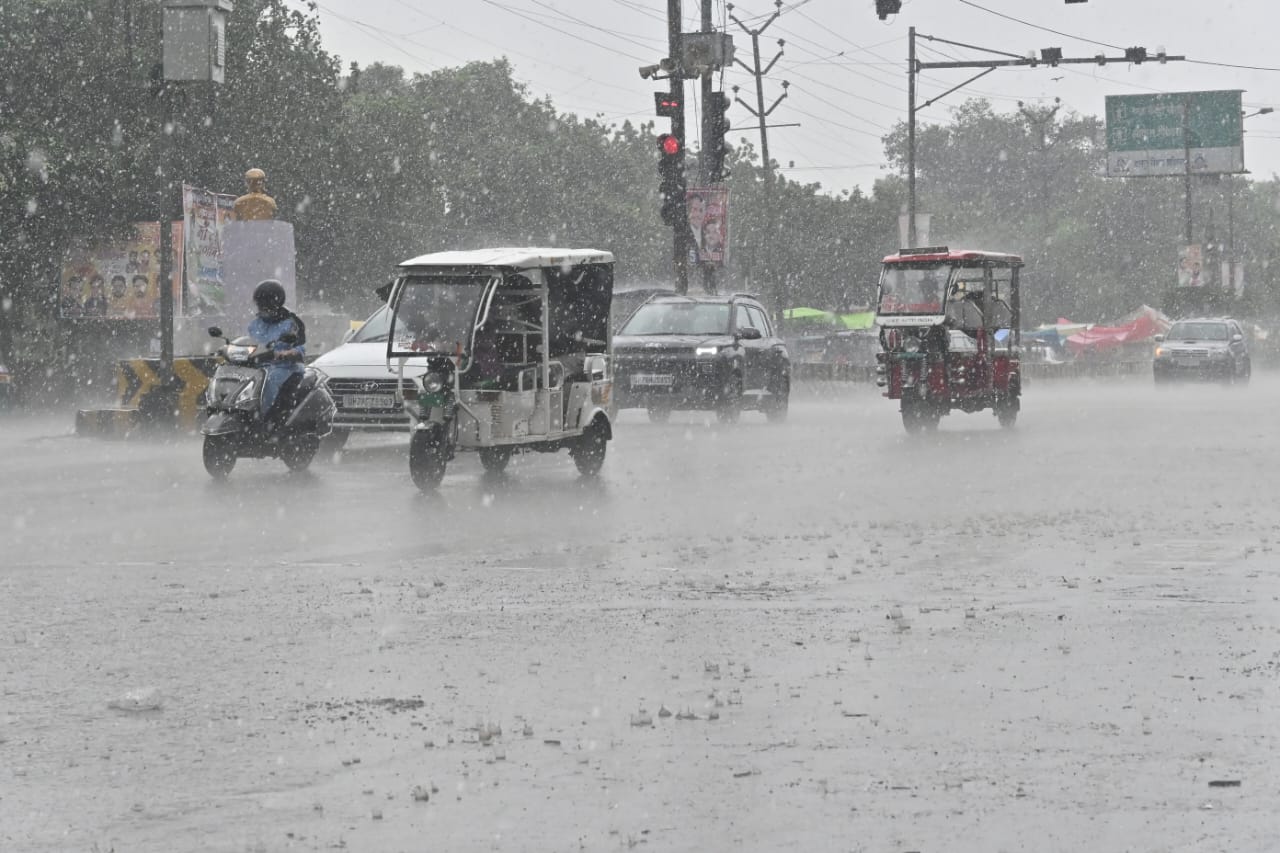 कानपुर शहर में लगातार हो रही बारिश.