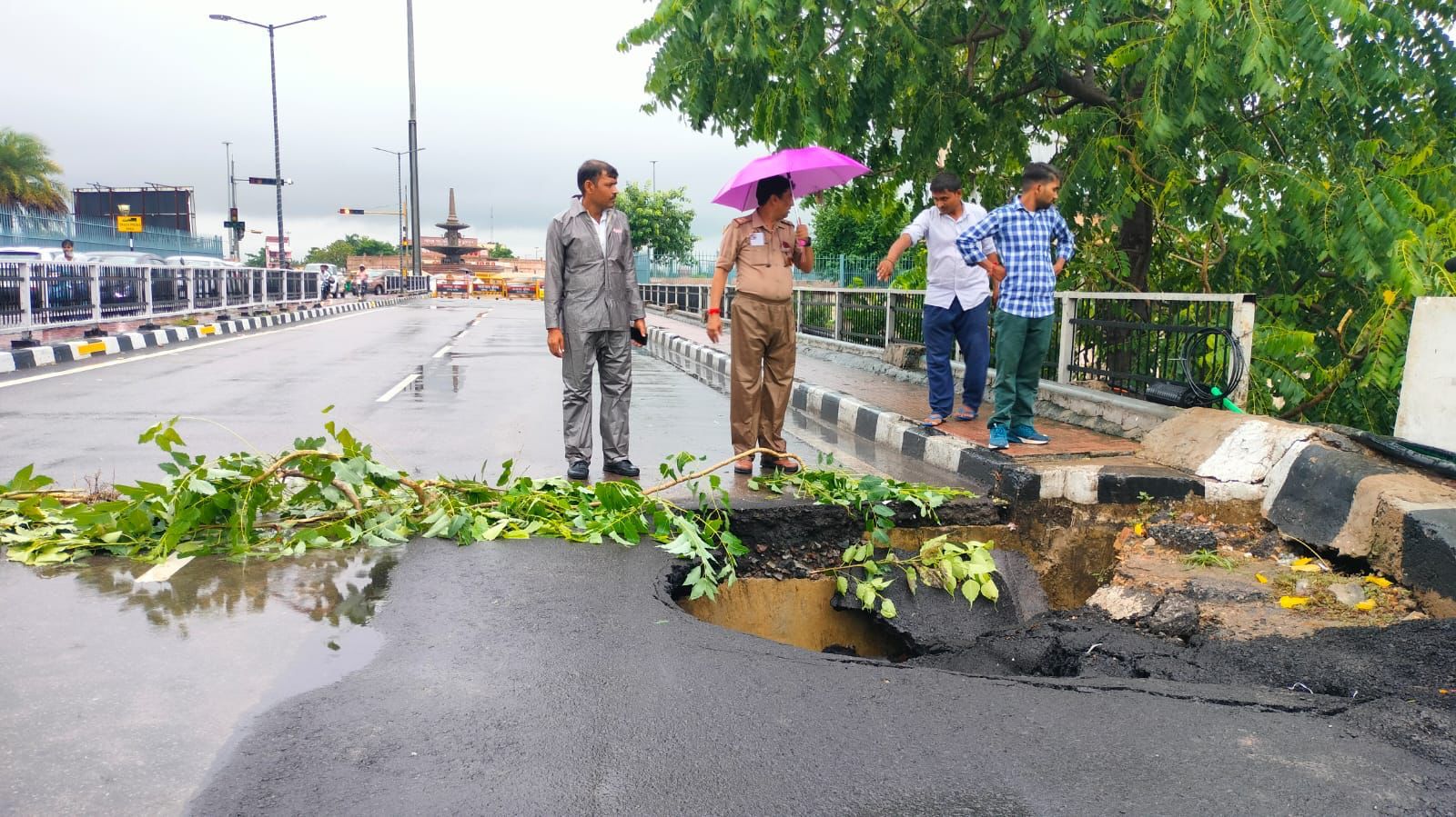 बारिश के चलते सड़क धंसी