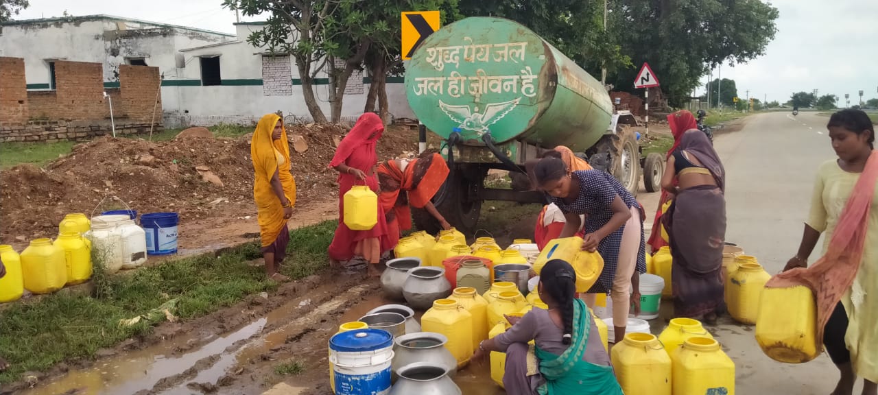 अब फिर से ग्रामीण पेयजल के लिए टैंकर के भरोसे हैं.