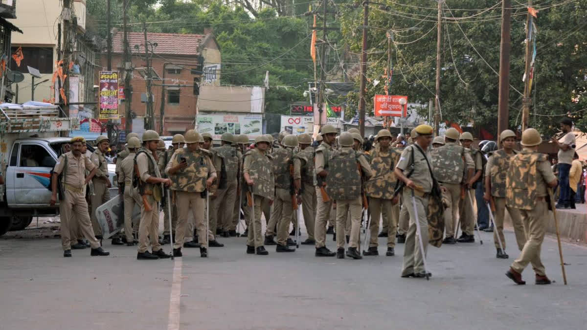 A clash erupted between two communities over the installation of religious flags in Gokul Nagar. The violence, which involved stone-pelting, injured two people and damaged vehicles. 17 individuals have been detained in this case.