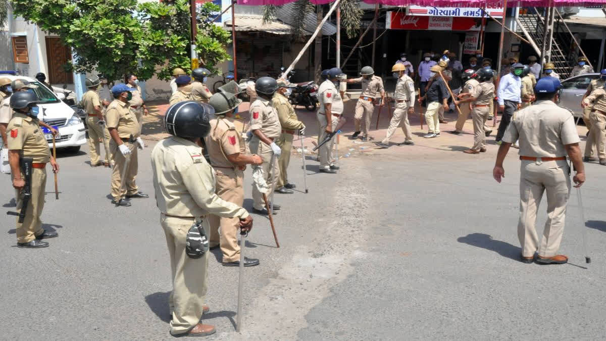 2-person-injured-in-communal-clash-in-bharuch-police-detained-17