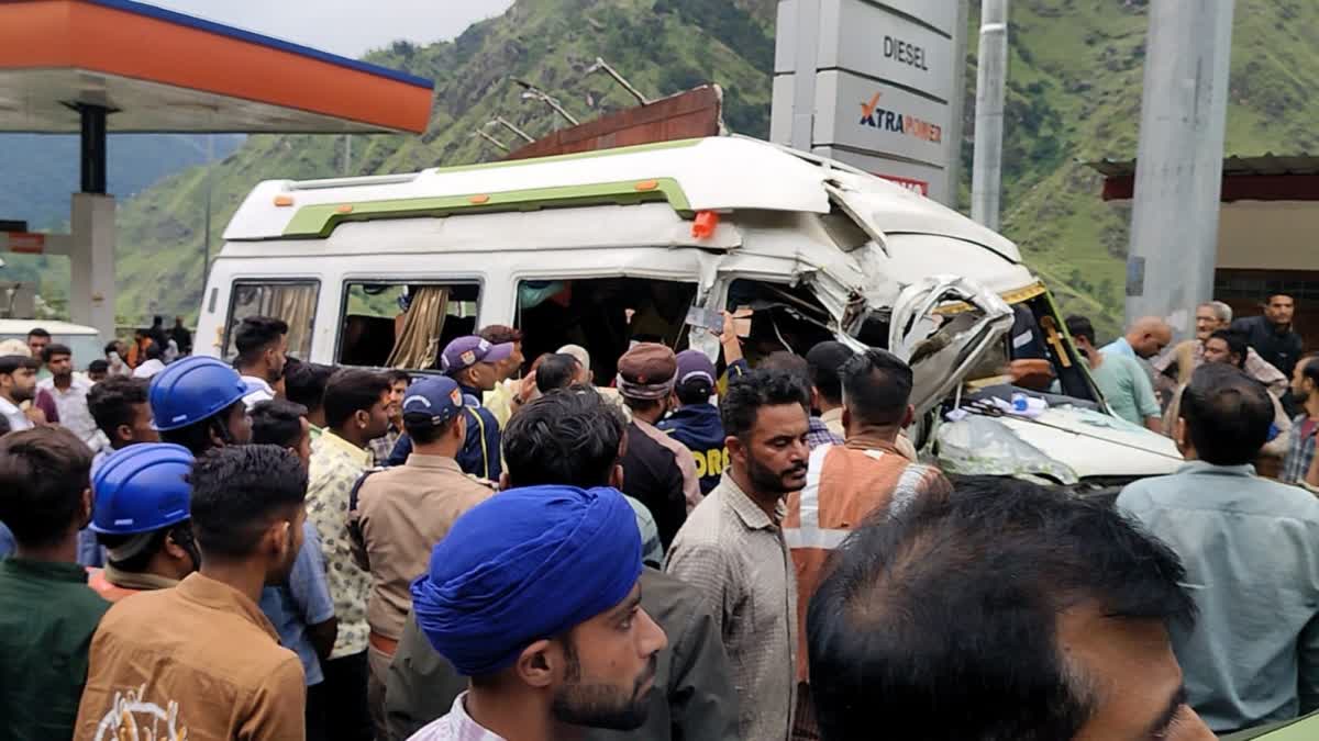 Tempo Traveller And Bus Collision in Uttarakhand