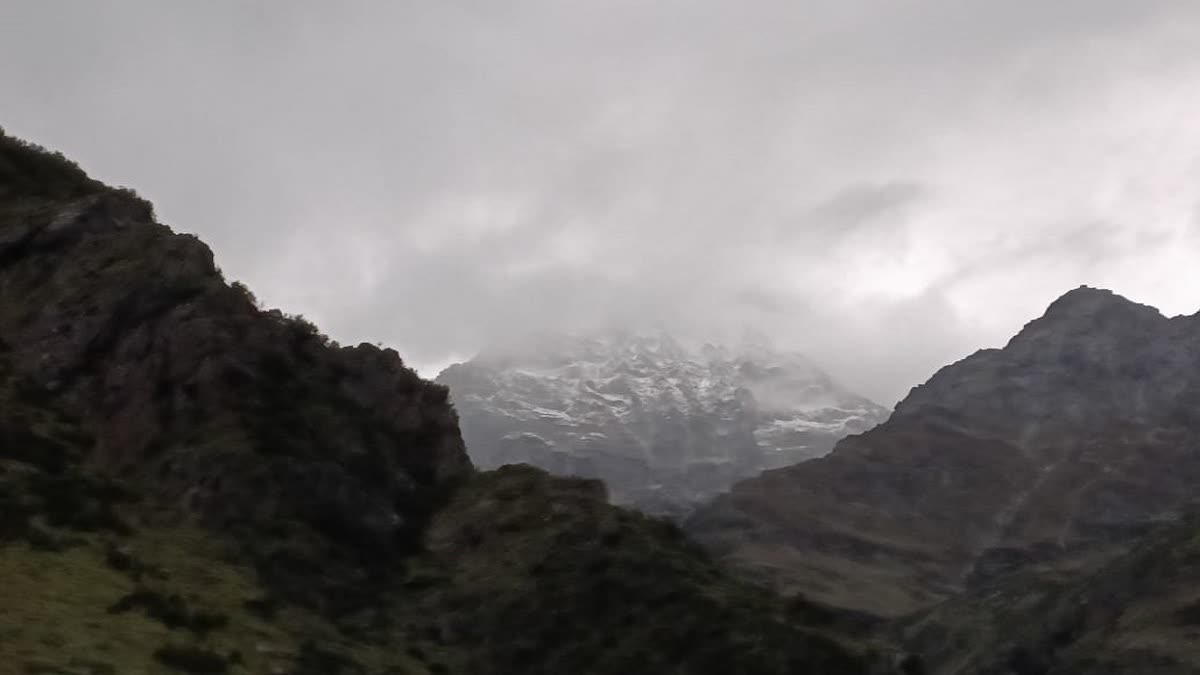 Season First Snowfall In Badrinath