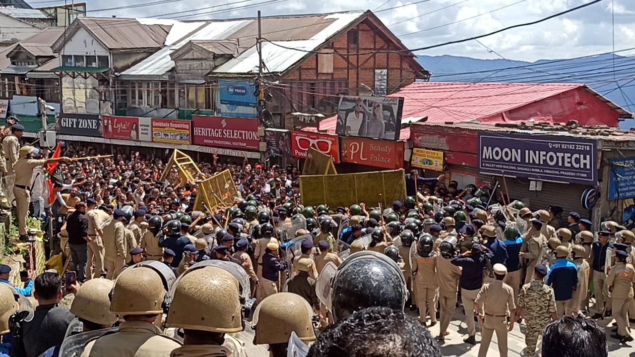 प्रदर्शनकारियों ने तोड़ी बैरिकेडिंग