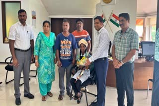 D K DC Mullai Muhilan honored the girl who saved her mother