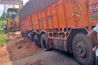 heavy_lorry_stuck_in_silos_on_road_at_srikakulam_district