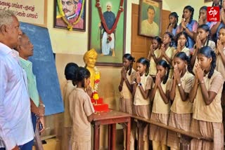 பாரதியார் பாடல் பாடி இசை அஞ்சலி செலுத்தும் மாணவிகள்