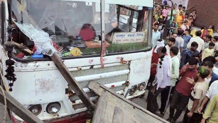 Brakes of  Lok Parivahan Bus Failed