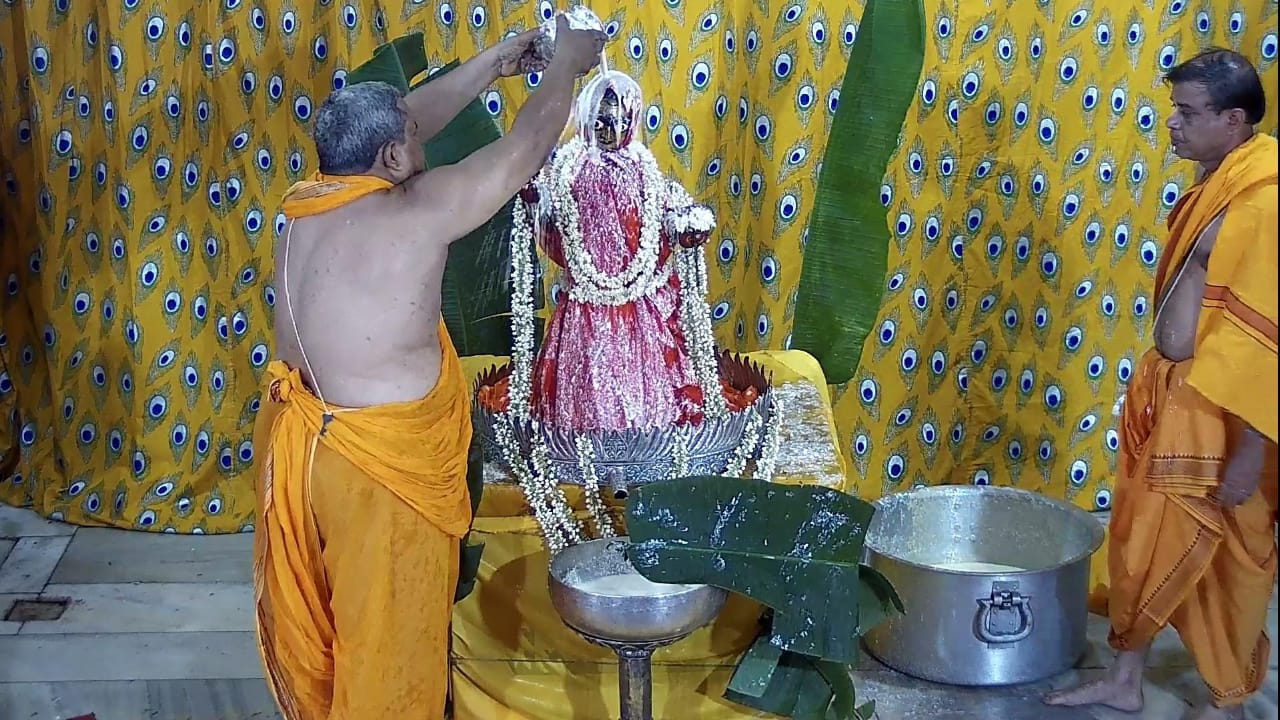 राधा अष्टमी पर मंदिरों में पंचामृत अभिषेक