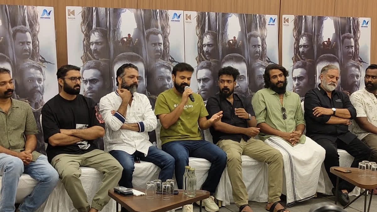 Chaaver Movie Post Release Press Meet  chaaver movie director about negative reviews  Kunchacko Boban About Chaaver Movie  Chaaver new malayalam movie updates  Chaaver movie post release press meet  ചാവേർ സിനിമ പോസ്റ്റ് റിലീസ് പ്രസ് മീറ്റ്‌  കുഞ്ചാക്കോ ബോബന്‍റെ പുതിയ ചിത്രം ചാവേർ  ടിനു പാപ്പച്ചൻ പാപ്പച്ചന്‍റെ പുതിയ സിനിമ ചാവേർ  ചാവേർ സിനിമയ്‌ക്കതിരെ ശക്തമായ റിവ്യൂ ബോംബിങ്  ചാവേർ സിനിമ പുതിയ വിശേഷങ്ങൾ