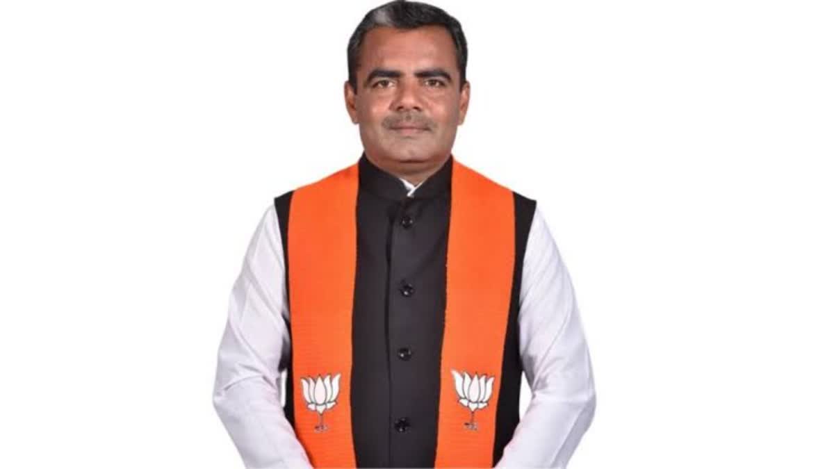 MLA Divyeshbhai Akbari