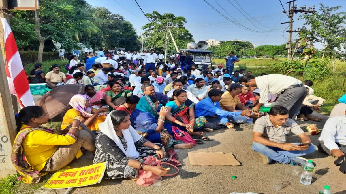 Para teachers surrounded Minister Rameshwar Oraon residence