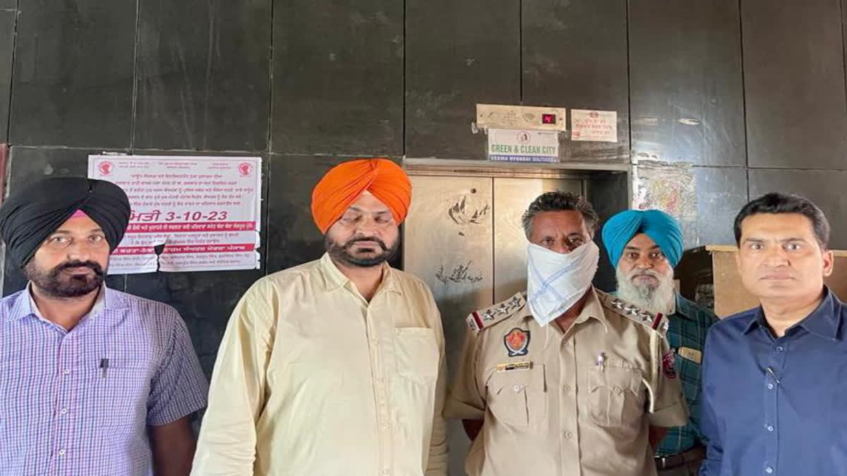 The vigilance department arrested the police inspector red-handed for taking bribe In Hoshiarpur