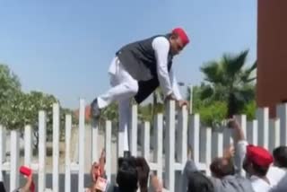 Lucknow: Permission not given to lay wreath in JP Centre, Akhilesh Yadav reached inside by jumping the gate.
