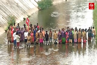 சேலத்தில் தூய்மை பணியாளர்கள் ஆற்றில் இறங்கி நூதன முறையில் போராட்டம்