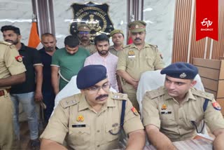 आगरा पुलिस की गिरफ्त में साइबर क्रिमिनल गैंग के सदस्य.