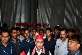 akhilesh yadav visits jpnic lucknow loknayak-jaiprakash-narayan-birth anniversary slams yogi govt barring entrance tin sheets