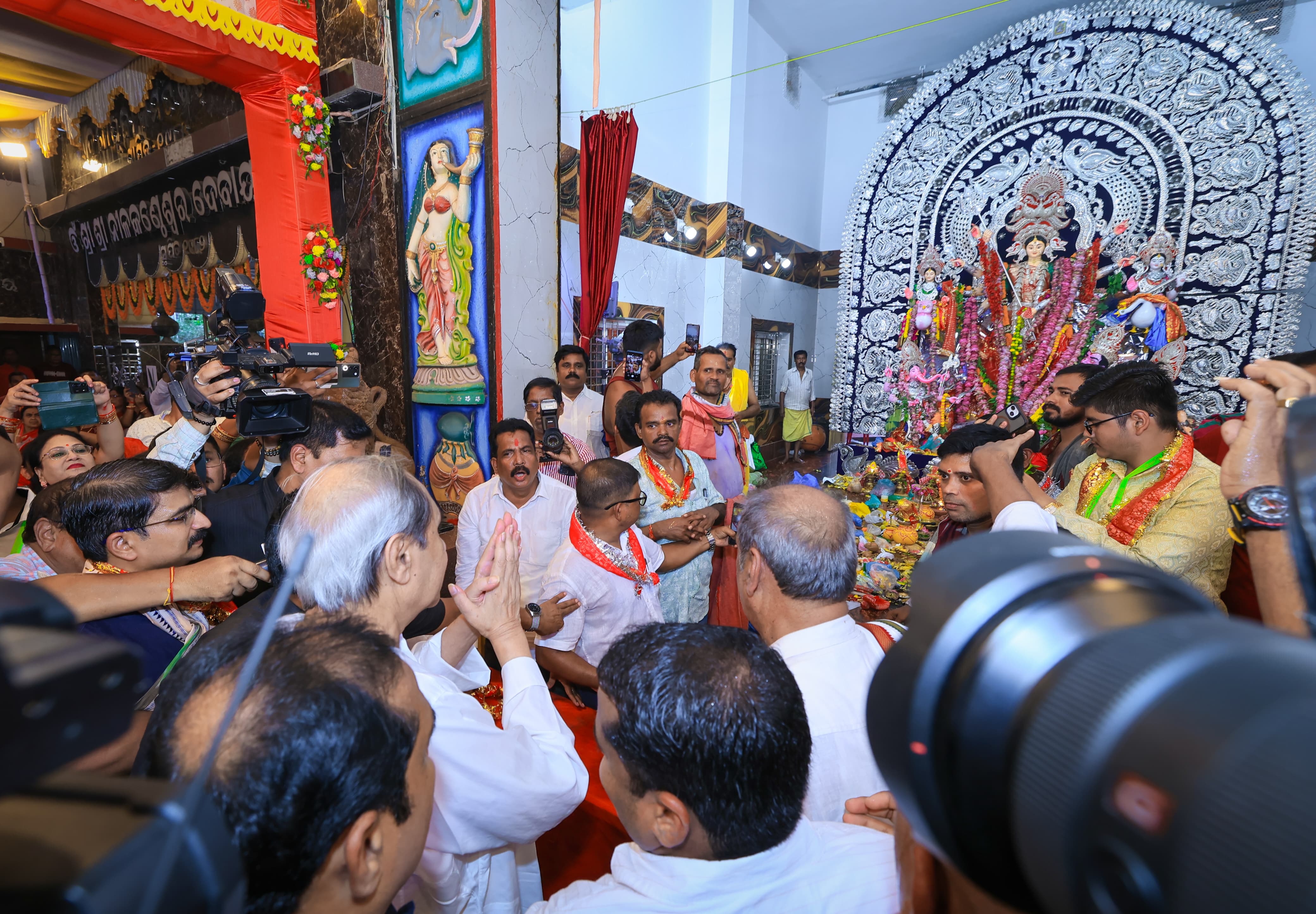 Naveen Visits Puja Pandals