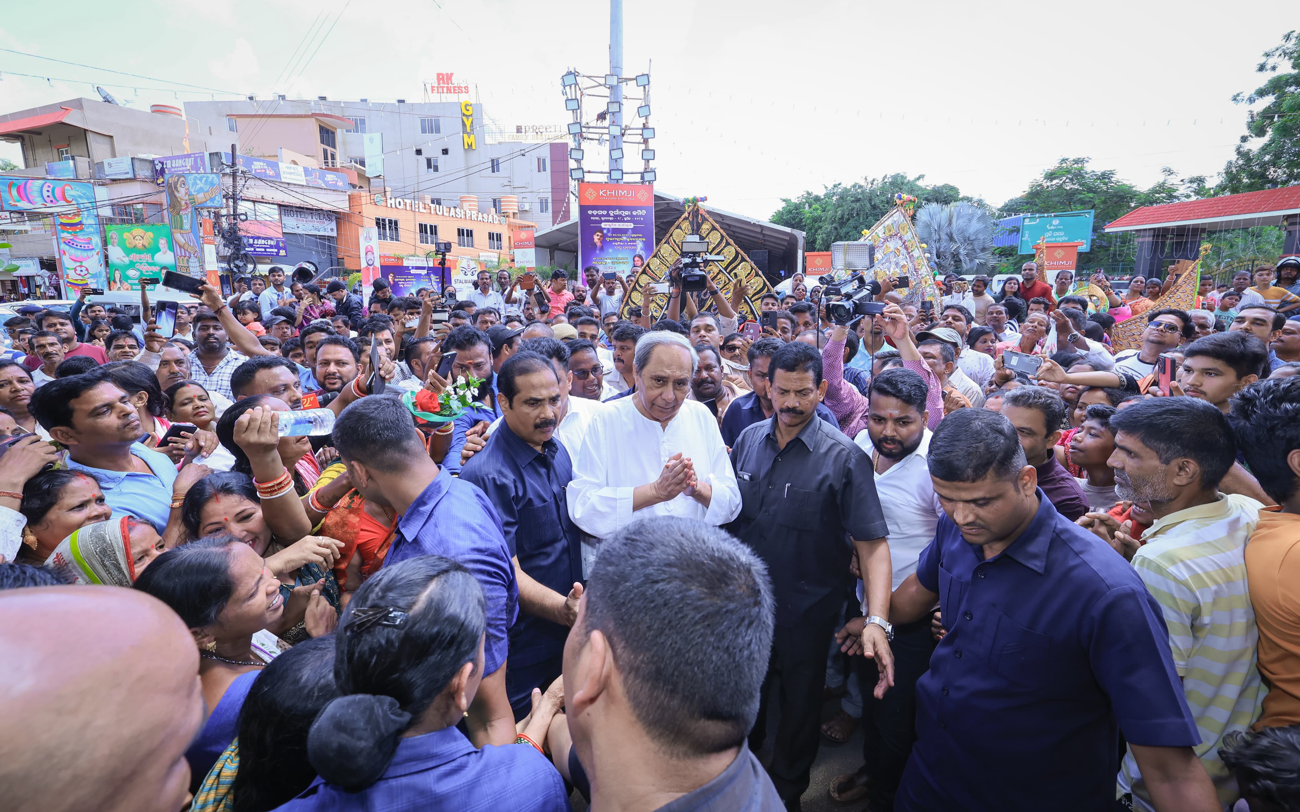 Naveen Visits Puja Pandals