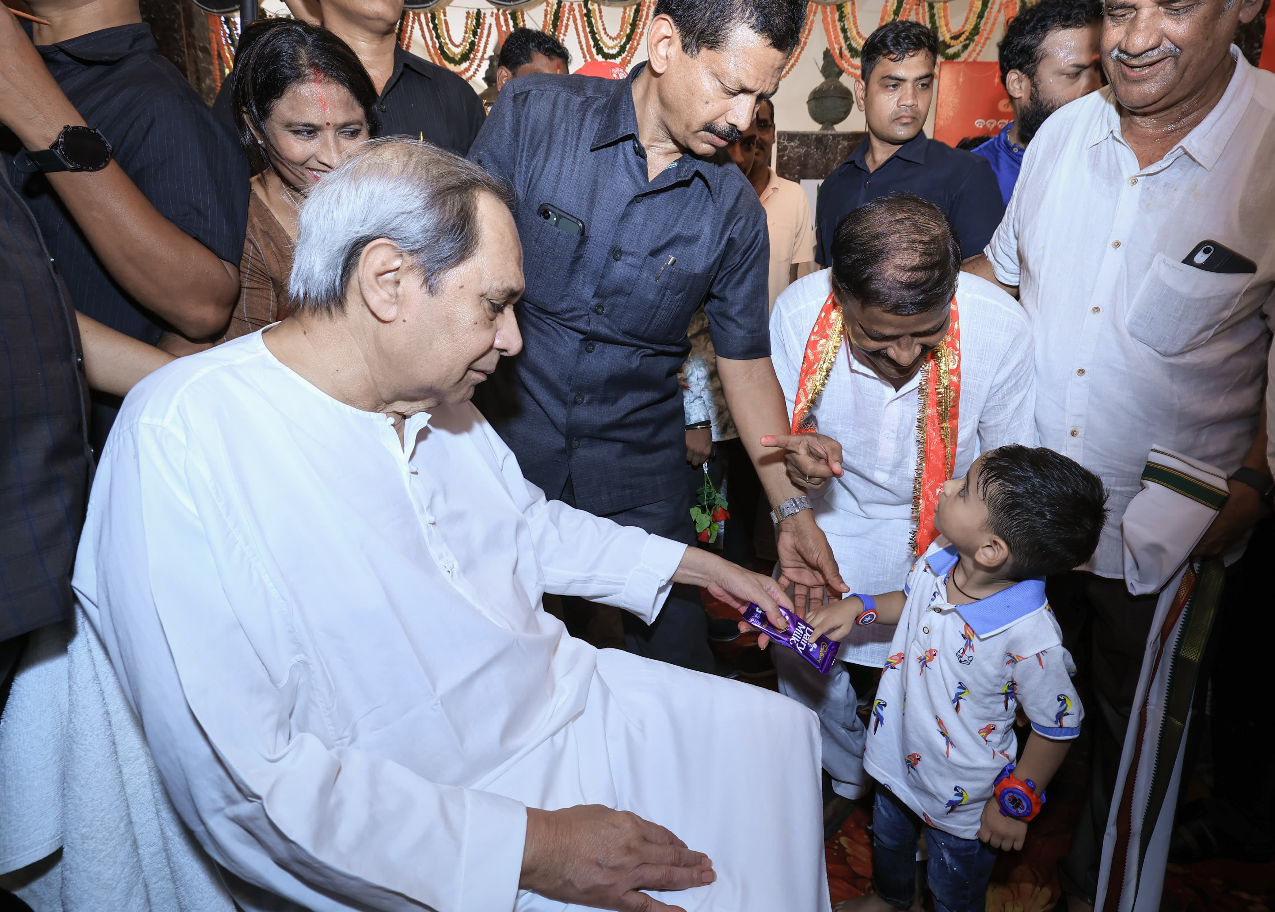 Naveen Visits Puja Pandals