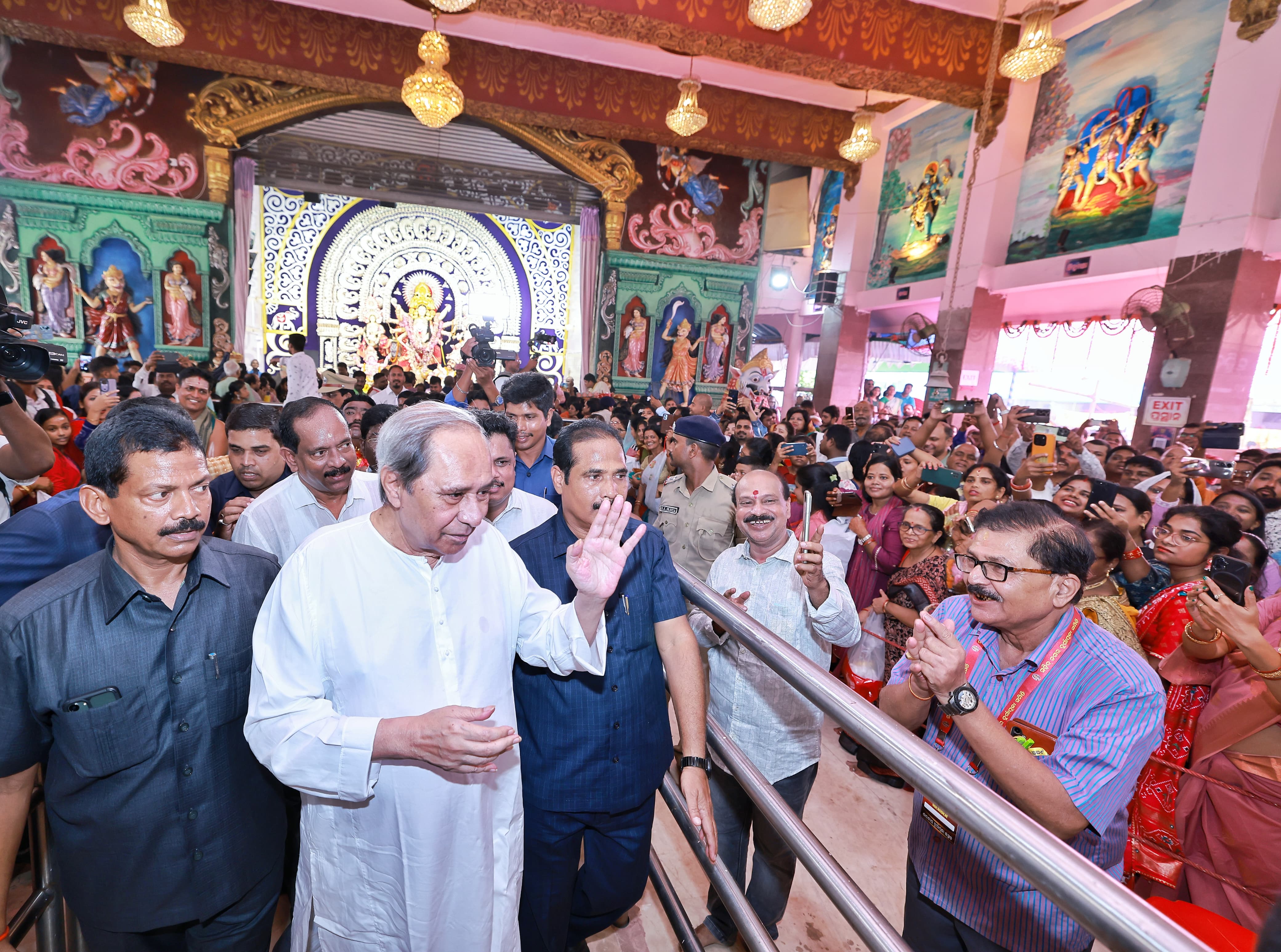 Naveen Visits Puja Pandals