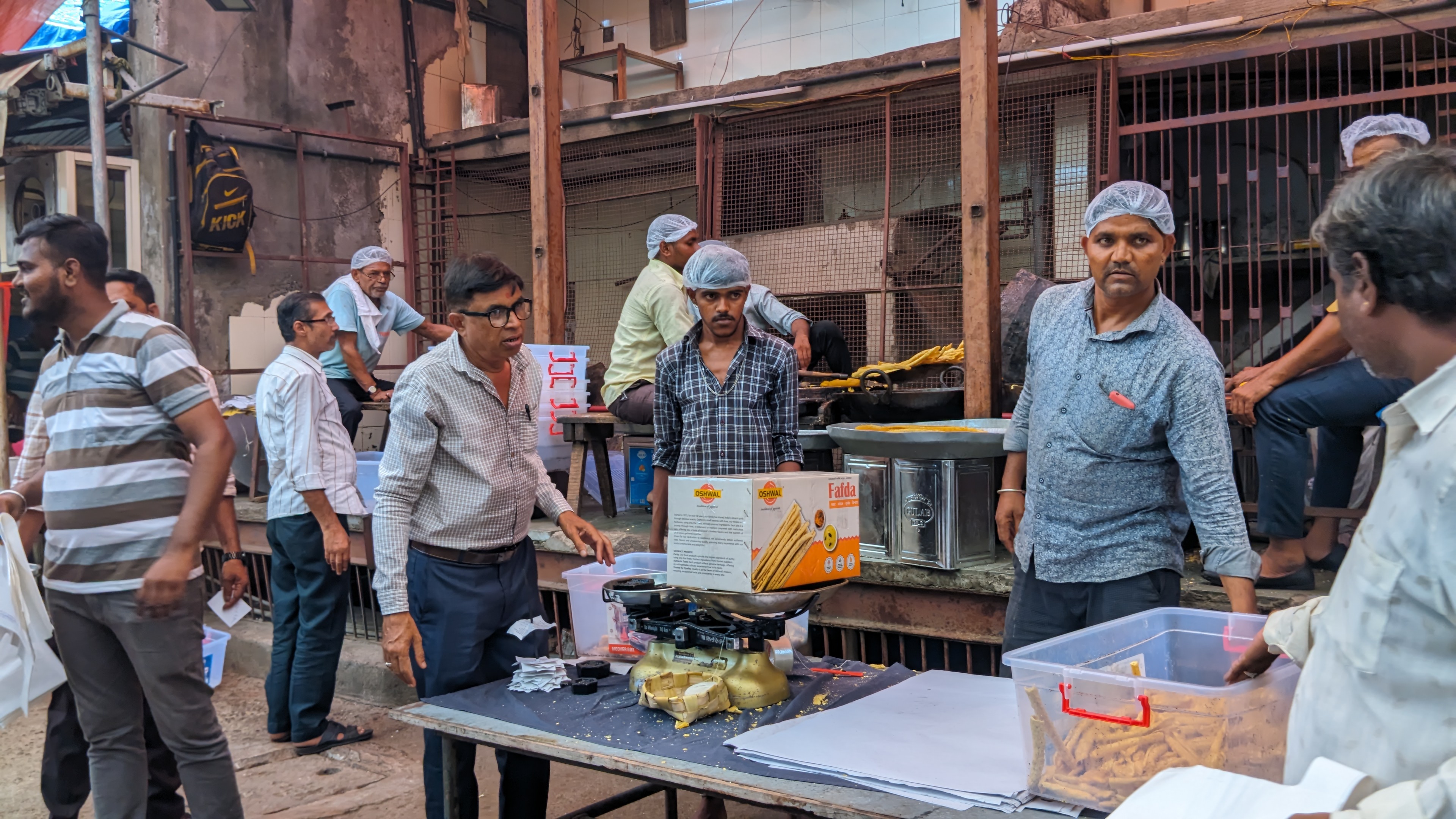 દુકાનની બહાર ફાફડા-જલેબીનું વેચાણ